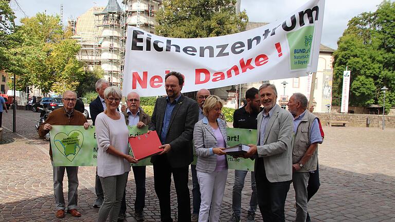 Mit 6000 Unterstützer-Unterschriften reichten Vertreter eines Dreierbündnisses im September eine Petition gegen das geplante Eichenzentrum ein. Nun soll darüber befunden werden. Mit 6000 Unterstützer-Unterschriften reichten Vertreter eines Dreierbündnisses im September eine Petition gegen das geplante Eichenzentrum ein. Nun soll darüber befunden werden. 