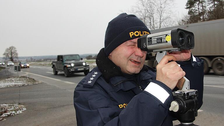 Immer wieder ist nicht angepasste oder erhöhte Geschwindigkeit Ursache für Unfälle mit Verletzten und Toten. Die Kitzinger Polizei will deshalb die Kontrollen verstärken. Im Bild Verkehrssachbearbeiter Harald Hufnagel mit der Laserpistole.