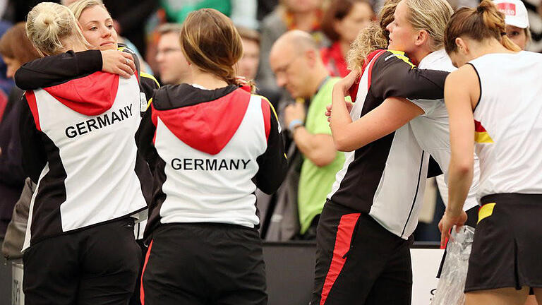 Gruppenumarmung - Deutschlands Fed-Cup-Team muss nach der Pleite gegen die Schweiz in die Relegation. Foto: Jan Woitas Gruppenumarmung - Deutschlands Fed-Cup-Team muss nach der Pleite gegen die Schweiz in die Relegation. Foto: Jan Woitas