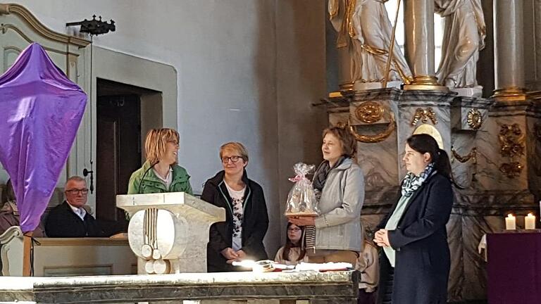 Lisa Hippe (rechts) wurde verabschiedet von Nicole Marx (von links)Annette Reuter und Christa Oswald. Foto: Sabine Lilienweiß - Lisa Hippe (rechts) wurde verabschiedet von Nicole Marx (von links)Annette Reuter und Christa Oswald. Foto: Sabine Lilienweiß Lisa Hippe (rechts) wurde verabschiedet von Nicole Marx (von links)Annette Reuter und Christa Oswald. Foto: Sabine Lilienweiß - Lisa Hippe (rechts) wurde verabschiedet von Nicole Marx (von links)Annette Reuter und Christa Oswald. Foto: Sabine Lilienweiß