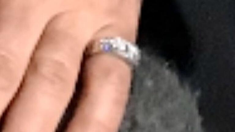 Gestohlen: ein mit Diamanten besetzter Fingerring. Gestohlen: ein mit Diamanten besetzter Fingerring.