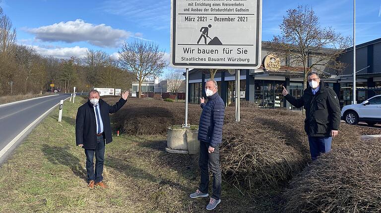 Hier rollen demnächst die Bagger: Landrat Thomas Eberth (links) sowie Veitshöchheims Bürgermeister Jürgen Götz (rechts)&nbsp; mit Joachim Kessler vom Tiefbauamt der Gemeinde Veitshöchheim.