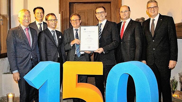 Zusammen mit hundert Gästen feierten (von links) Otto Hünnerkopf (Landtagsabgeordneter), Ernst Hey (Aufsichtsratsvorsitzender), Jürgen Gros (Präsident des Genossenschaftsverbands Bayern), Roland Rößert (Vorstandsvorsitzender), Martin Deinhard (Hauptgeschäftsführer IHK Würzburg/Schweinfurt), Albert Füracker (Staatssekretär im Bayerischen Finanzministerium) und Martin Weber (stellvertretender Vorstandsvorsitzender) den 150. Geburtstag der Raiffeisenbank Volkach-Wiesentheid.