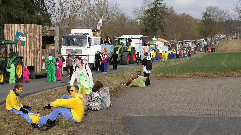 Warten auf den Startschuss: Im Hohlweg versammeln sich die Wagen zum großen Faschingszug. Warten auf den Startschuss: Im Hohlweg versammeln sich die Wagen zum großen Faschingszug.