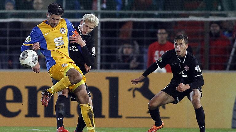 Das erste Duell: Würzburgs Verteidiger Clemens Schoppenhauer (Mitte) versucht im DFB-Pokal-Spiel 2014 den Braunschweiger Dennis Kruppke zu stoppen. Rechts beobachtet Dennis Nothnagel die Szenerie.