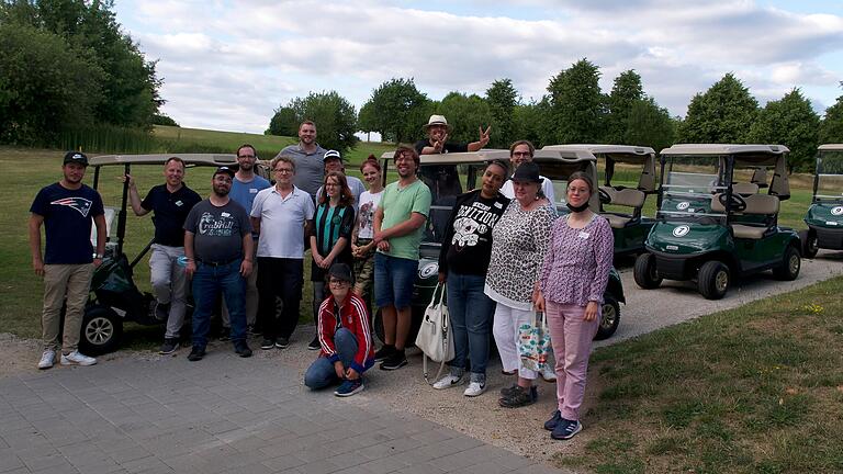Erinnerungsfoto vor den Golfcarts: Jan-Peter Steinmetz, Christian Zethmeier, Clemens Benkert, Michael Seyfried, Ulrich Wantzen, Felix Wantzen, Roland Brom, Yvonne Mager, Trixy Müller, Lena Gudehus, Dominik Haas, Peter Forster, Semhar Kiros, Steffen Gärtner, Isa Wantzen und Britta Kellmann. Erinnerungsfoto vor den Golfcarts: Jan-Peter Steinmetz, Christian Zethmeier, Clemens Benkert, Michael Seyfried, Ulrich Wantzen, Felix Wantzen, Roland Brom, Yvonne Mager, Trixy Müller, Lena Gudehus, Dominik Haas, Peter Forster, Semhar Kiros, Steffen Gärtner, Isa Wantzen und Britta Kellmann.