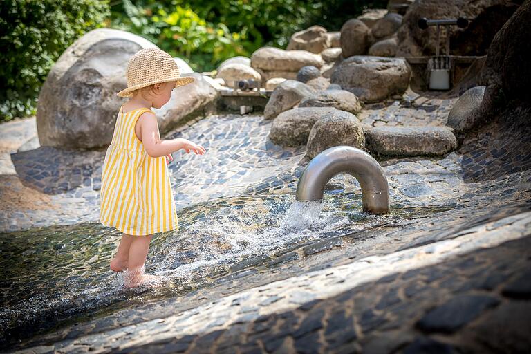 Der Wasserspielplatz in der Zellerau ist ein beliebtes Ausflugsziel für Familien.