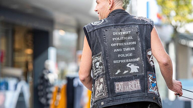 Mit 14 Jahren kam Smiley zum Punk, der ihm half, aus dem konservativen Umfeld, in dem er aufwuchs, auszubrechen. Seitdem ist er ein überzeugtes Mitglied der Szene und identifiziert sich auch mit deren politischen Ansichten.