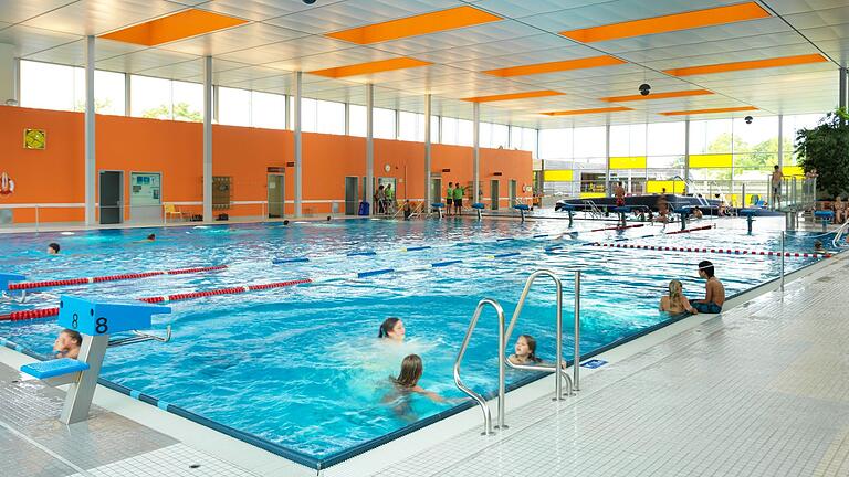 Wer sportlich seine Bahnen ziehen will, ist im Sport- und Freizeitbad Silvana in Schweinfurt richtig. Aber auch für Kinder und zum Entspannen bietet das Hallenbad einiges. Wer sportlich seine Bahnen ziehen will, ist im Sport- und Freizeitbad Silvana in Schweinfurt richtig. Aber auch für Kinder und zum Entspannen bietet das Hallenbad einiges.
