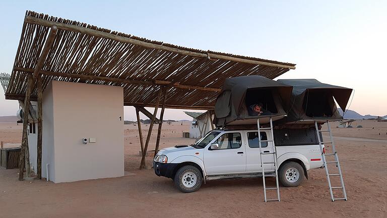 Wüstentauglich: ein Geländewagen mit Dachzeltaufbau.&nbsp;