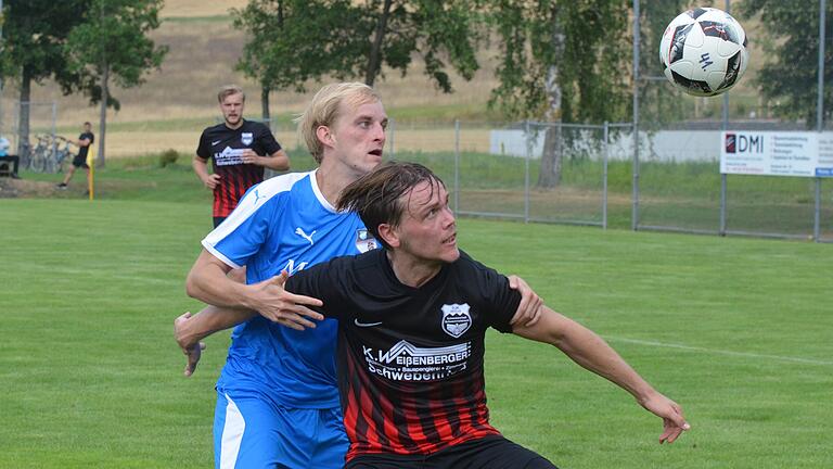 Jagt bald wieder im Schwebenrieder Trikot dem Ball hinterher: Simon Weißenberger (vorne), hier 2018 im Duell mit dem Euerbacher&nbsp;Philipp Hoherz.&nbsp;