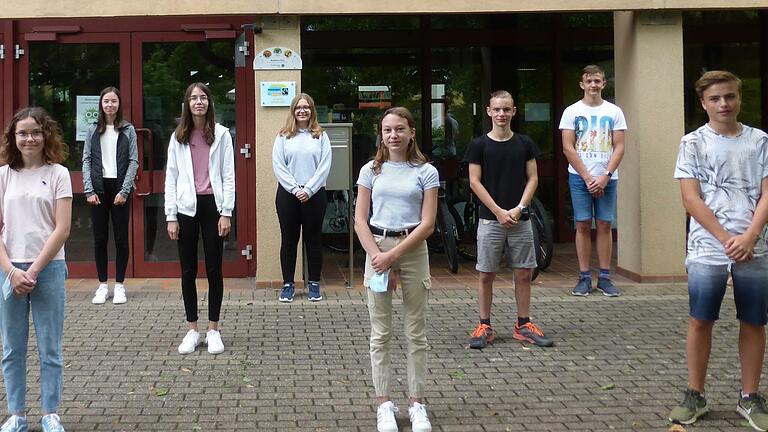 Erfolgreich im Mathe-Wettbewerb:   Pia Schmitt, Teresa und Sara Wenk, Leonie Kraus, Kristina Schott, Johann Ruppert, Julian Strauß und Jonas Potschka.       -  Erfolgreich im Mathe-Wettbewerb:   Pia Schmitt, Teresa und Sara Wenk, Leonie Kraus, Kristina Schott, Johann Ruppert, Julian Strauß und Jonas Potschka.