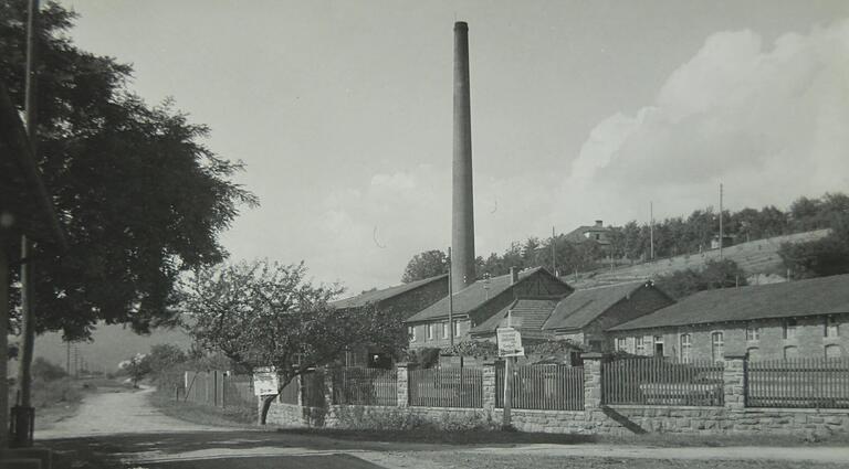 Von 1927 stammt diese Aufnahme des Fabrikgeländes bei Gambach. Der Erdweg nach Wernfeld links ist heute die B26.