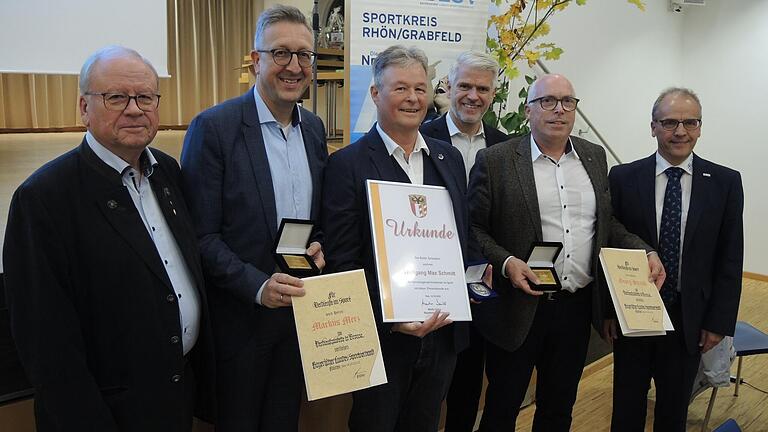 Die BLSV-Verdienstplakette für besondere Verdienste als Förderer des Sports wurde an Markus Merz (Zweiter von links) und Georg Straub (Zweiter von rechts) aus den Händen von Karl-Heinz Hübner (links), MdL Steffen Vogel und Klaus Greier (rechts) verliehen. Eine BLSV-Ehrung für langjährige Sportvereinsarbeit im Allgäu erhielt der Neu-Brendlorenzer Wolfgang Max Schmitt (Mitte).