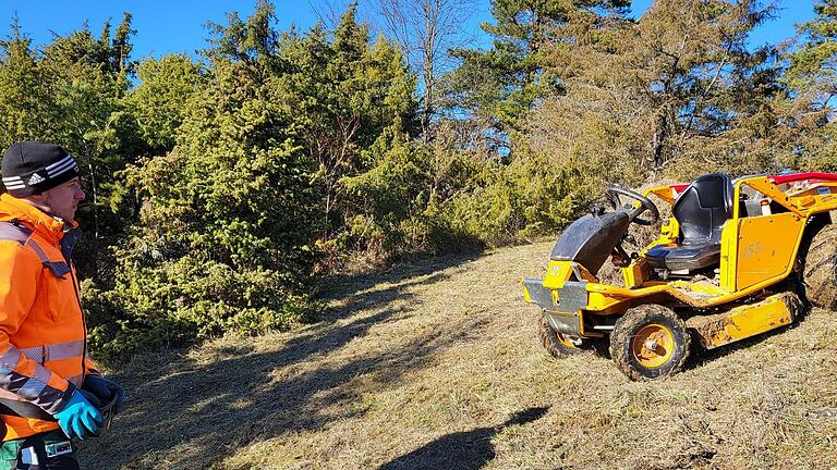 Marius Hillenbrand vom Landschaftspflegeservice Herkt lenkt einen ferngesteuerten Aufsitzmäher. Auch in der Wacholderheide bei Münnerstadt laufen jetzt die letzten Pflegearbeiten, bevor im März Tiere und Vegetation besonderen Schutz genießen.       -  Marius Hillenbrand vom Landschaftspflegeservice Herkt lenkt einen ferngesteuerten Aufsitzmäher. Auch in der Wacholderheide bei Münnerstadt laufen jetzt die letzten Pflegearbeiten, bevor im März Tiere und Vegetation besonderen Schutz genießen.