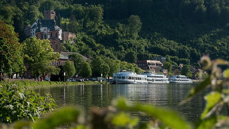 Blick auf die Uferpromenade in Miltenberg: Im Hintergrund ist die Mildenburg zu sehen. Blick auf die Uferpromenade in Miltenberg: Im Hintergrund ist die Mildenburg zu sehen.