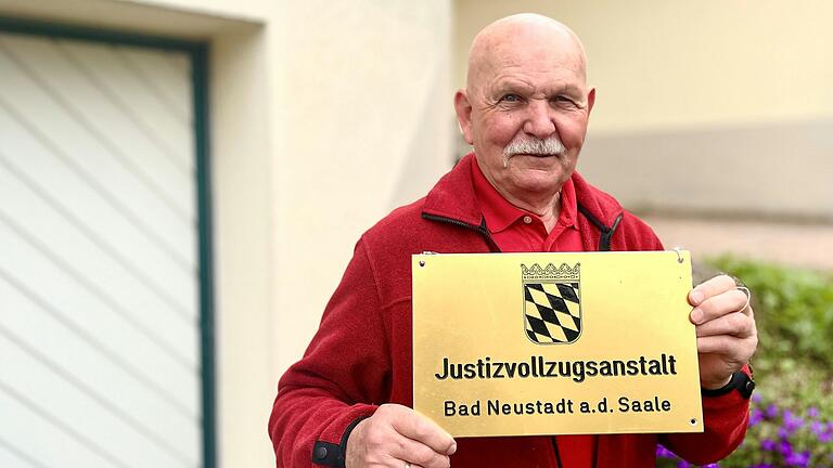 Früher zierte das Schild die Bad Neustädter Gefängnismauer, inzwischen hängt es bei Heinz Haberberger in Herschfeld in der Garage. Der 79-Jährige leitete als letzter Dienstleiter die JVA Bad Neustadt.&nbsp;