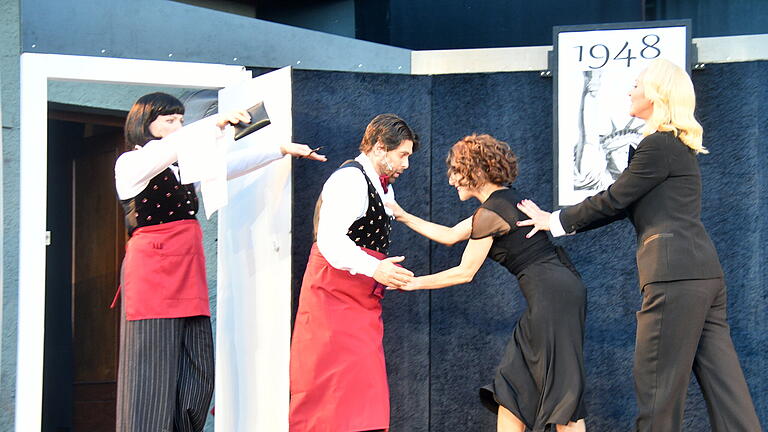 Das musikalische Theaterstück 'Spatz und Engel', das bei den Frankenfestspielen Premiere feierte, erzählt die enge Freundschaft von Marlene Dietrich (Gabriele Witter) und Édith Piaf (Vasiliki Roussi).