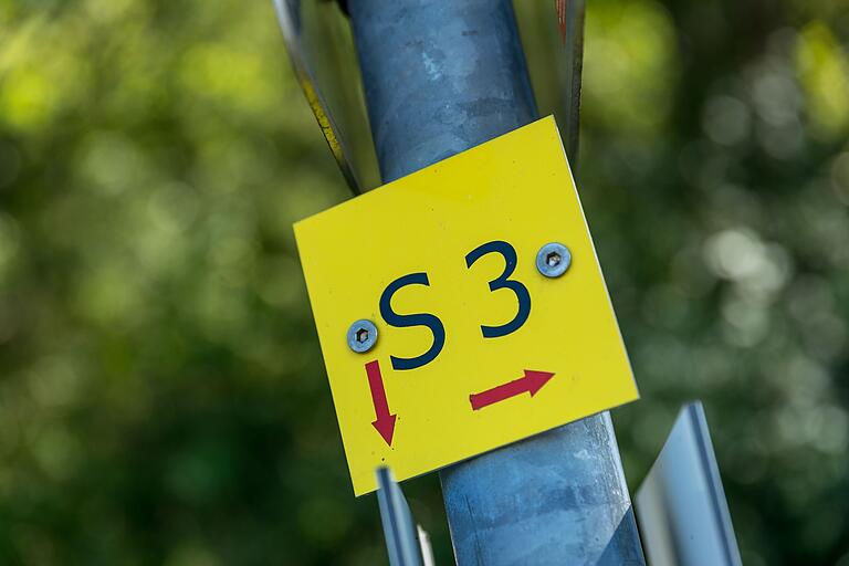Rundweg 'Wein mit Weitblick' in Seinsheim : das Tourenlogo 'S3' auf gelben Grund. Rundweg 'Wein mit Weitblick' in Seinsheim : das Tourenlogo 'S3' auf gelben Grund.