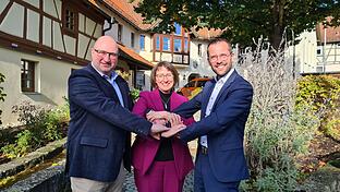 Gemeinsam und Hand in Hand wollen die drei Bürgermeister Tobias Seufert (Bastheim), Sonja Rahm (Schönau) und Björn Denner (Oberelsbach) das Thema 'Windkraft' interkommunal angehen.