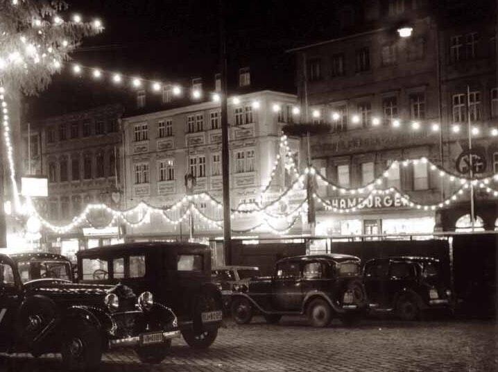 Hell erleuchtet: In den den 1930er Jahren war die elektrische Straßenbeleuchtung in Würzburg längst selbstverständlich (am Sternplatz 1935).&nbsp;