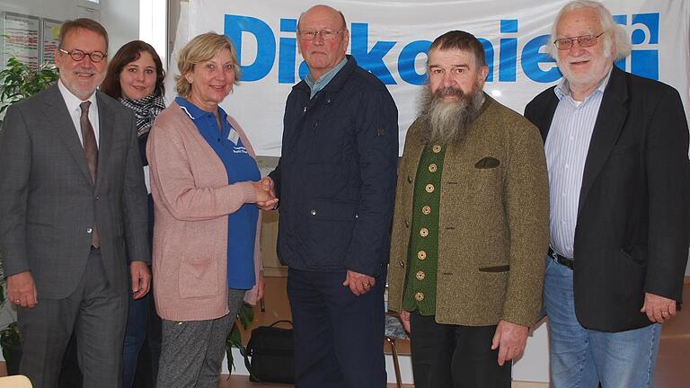 Von links: Dekan Ivo Huber, Nadine Dietrich (stellvertretende Leiterin der Diakoniestation Markt Einersheim), Leiterin Carola Fischer, Herbert Deppisch (Vorsitzender des Kleintierzuchtvereins), Friedrich Himmelein und Franz Vogel.