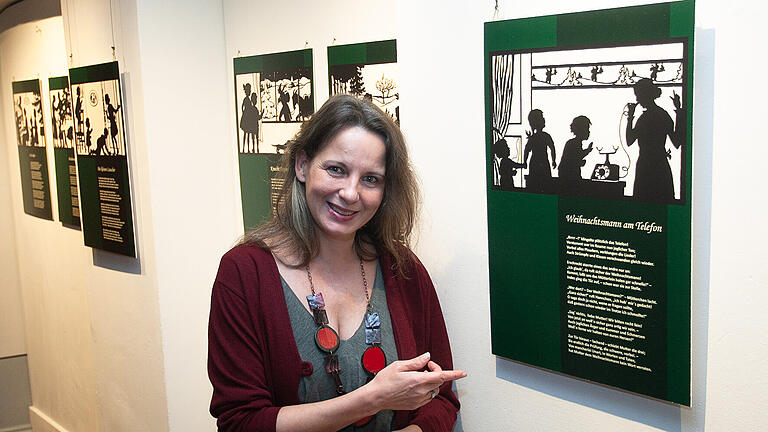 Der &quot;Weihnachtsmann am Telefon&quot; ist eine der Scherenschnitte, die Leiterin Simone Michel-von Dungern in der diesjährigen Weihnachtsausstellung im Museum im Malerwinkel in Marktbreit zeigt.