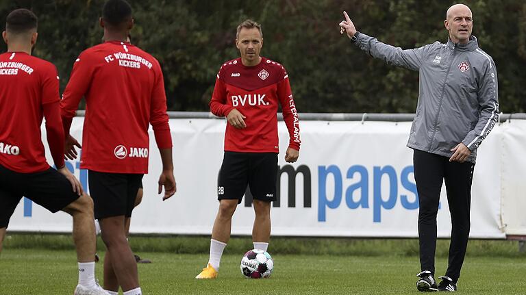 Da geht's lang: Trainer Marco Antwerpen (rechts) gibt die neue Richtung bei den Würzburger Kickers vor, Kapitän Arne Feick (Mitte) und seine Mannschaft sollen folgen.