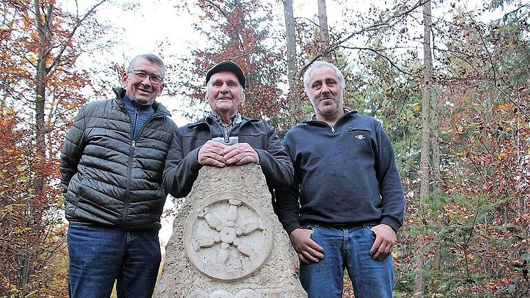 Die Siebener Paul Schatz, Hans Hüßner und Peter Beck können sich noch an den alten, verwitterten Stein erinnern, der an dieser Stelle einst stand. Er war nur halb so groß wie der aktuelle, der seit 2007 im Mordgrund steht.