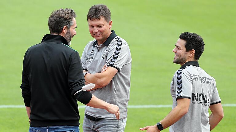 Josef Francic (Mitte) ist voll des Lobes für seinen Nachfolger Victor Kleinhenz (rechts). Links im Bild Robert Hettich, der Sportliche Leiter des FC Schweinfurt 05.