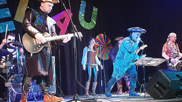 Die Rockpiraten mischten den Faschingsabend auf. - Die Rockpiraten mischten den Faschingsabend auf. Die Rockpiraten mischten den Faschingsabend auf. - Die Rockpiraten mischten den Faschingsabend auf.
