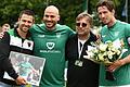 Ein rührender Moment: Sportleiter Andreas Brendler (links) und Geschäftsführer Markus Wolf(Dritter von links) verabschieden die langjährigen Spieler Adam Jabiri (Zweiter von links) und Lukas Billick (rechts), die ihre Laufbahn beim FC 05 Schweinfurt beenden.