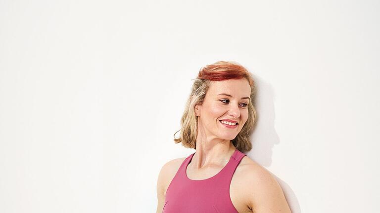 Einsteigerübung „Chest Expansion” - „Chest Expansion”: Diese Übung hilft dabei, den Brustkorb zu öffnen. Und auch hier ist der ganze Körper gefragt. Einsteigerübung „Chest Expansion” - „Chest Expansion”: Diese Übung hilft dabei, den Brustkorb zu öffnen. Und auch hier ist der ganze Körper gefragt.