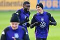 Fußball-Nationalmannschaft - Training       -  Antonio Rüdiger (l.) und Jamal Musiala (r.) - zwei wichtige Säulen für Bundestrainer Nagelsmann.