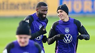 Fußball-Nationalmannschaft - Training       -  Antonio Rüdiger (l.) und Jamal Musiala (r.) - zwei wichtige Säulen für Bundestrainer Nagelsmann.