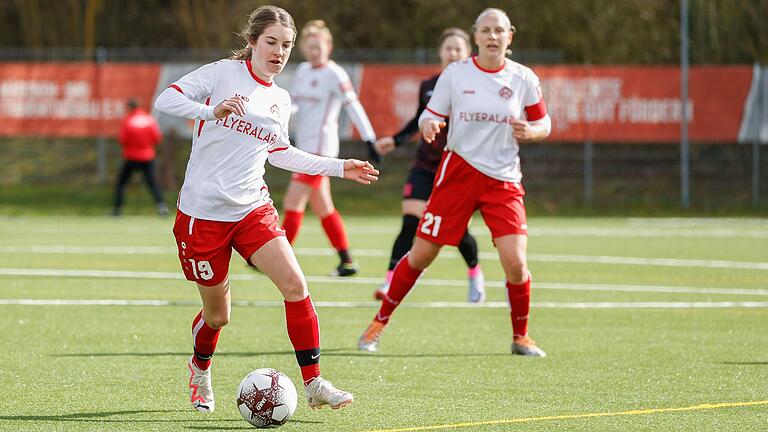 Julia Asam (links) ist für die Würzburger Kickers am Ball. Ihre Mitspielerin Lena Wicker beobachtet das Spielgeschehen im Hintergrund. Das Foto entstand im Heimspiel der Würzburger Kickers Frauen gegen den TSV Neuenstein im März vergangenen Jahres.