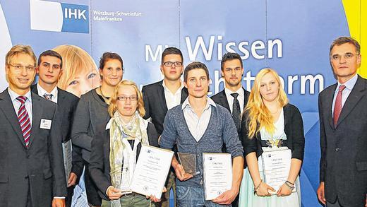 Gratulation: Den Prüfungsbesten aus dem Landkreis Main-Spessart gratulierten IHK-Vizepräsident Claus Bolza-Schünemann (rechts) und der stellvertretende IHK-Hauptgeschäftsführer Jürgen Bode (links).