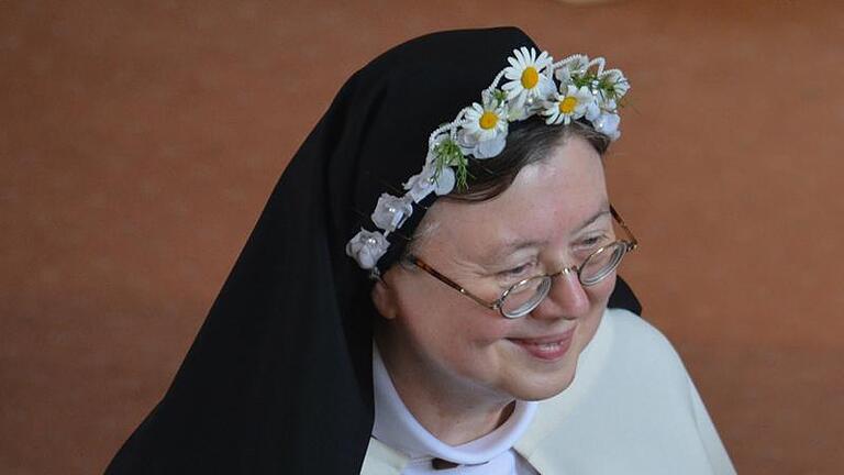 Ordensprofess       -  Mit dem schwarzen Schleier bekleidet und einem Blumenkranz wurde Schwester Benedicta in die Gemeinschaft des Karmel von Rödelmaier aufgenommen.