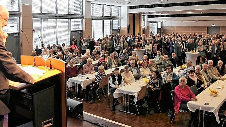 Der Kabarettist Günther Stadtmüller (links) unterhielt mit einer humorigen Ansprache die Gäste beim Veitshöchheimer Neujahrsempfang.