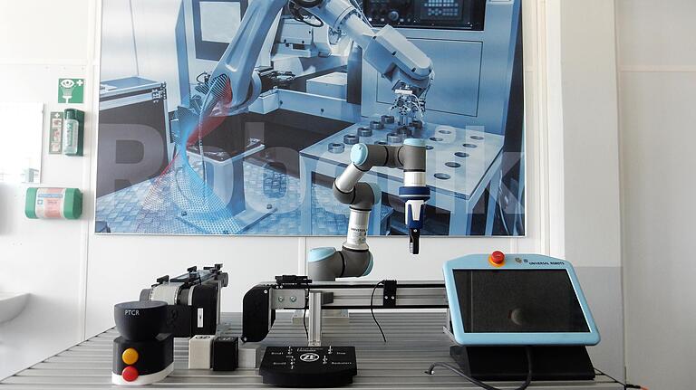 Mit neuester Technik ist die ZF-Ausbildungswerkstatt ausgestattet Dieser Roboter braucht keinen Rundumschutz, denn bei einer Berührung mit einem Menschen schaltet er sofort ab. Mit neuester Technik ist die ZF-Ausbildungswerkstatt ausgestattet Dieser Roboter braucht keinen Rundumschutz, denn bei einer Berührung mit einem Menschen schaltet er sofort ab.