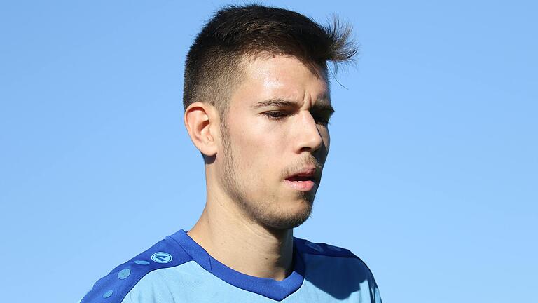 Da Torhüter Nico Stephan vom FC Geesdorf zum Fußball-Regionalligisten Schweinfurt 05 wechselt, gaben die Geesdorfer ihrerseits den Zugang von Jan-Niklas Molitor vom TSV/DJK Wiesentheid bekannt. Da Torhüter Nico Stephan vom FC Geesdorf zum Fußball-Regionalligisten Schweinfurt 05 wechselt, gaben die Geesdorfer ihrerseits den Zugang von Jan-Niklas Molitor vom TSV/DJK Wiesentheid bekannt.