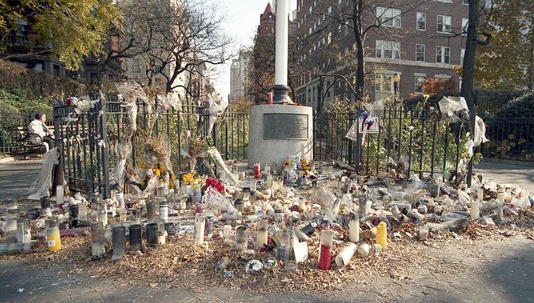 Eine von vielen provisorischen Gedenkstätten rund um Ground Zero in New York City im Herbst 2001