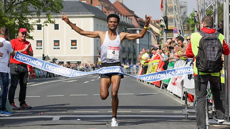 Gewann den 'Lauf der Asse' 2022: der Äthiopier Kebede Endale Olkeba Gewann den 'Lauf der Asse' 2022: der Äthiopier Kebede Endale Olkeba