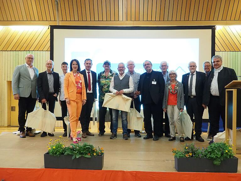 Schulleiter Ebert feiert mit den Gratulanten 50 Jahre Don Bosco Berufsschule. Schulleiter Ebert feiert mit den Gratulanten 50 Jahre Don Bosco Berufsschule.