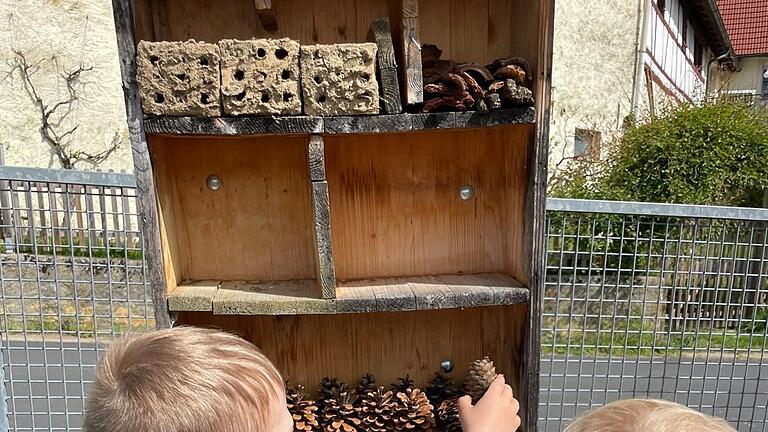 Das Insektenhotel wird von den 'ÖkoKids' der Montessori-Kindertagesstätte Forst neu befüllt. Das Insektenhotel wird von den 'ÖkoKids' der Montessori-Kindertagesstätte Forst neu befüllt.