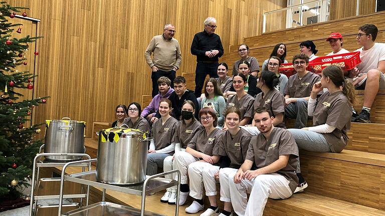 OStD J. Sagstetter, Vorsitzender der Kindertafel, S. Labus, Schüler und Schülerinnen der EuV 11, 12, BHBV 11 und BGJ Landwirtschaft. OStD J. Sagstetter, Vorsitzender der Kindertafel, S. Labus, Schüler und Schülerinnen der EuV 11, 12, BHBV 11 und BGJ Landwirtschaft.