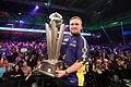 Darts-WM in London       -  Präsentiert stolz den Pokal: Luke Littler.