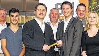 Stabwechsel im Kreis: (von links) Michael Waldhäuser, stellvertretender Vorsitzender der Bayerischen Sportjugend, Bernd Rausch, Arbion Gashi, Ingo Göllner (bisheriger Kreisvorsitzender), Albert Feiler (Schatzmeister BLSV-Kreisverband), Sebastian Bauer (neuer Kreisvorsitzender), Michael Patrick Hazelton, Alexandra Heinlein, Rainer Hubert (Stellvertretender Kreisvorsitzender) und Matthias Kreß. Stabwechsel im Kreis: (von links) Michael Waldhäuser, stellvertretender Vorsitzender der Bayerischen Sportjugend, Bernd Rausch, Arbion Gashi, Ingo Göllner (bisheriger Kreisvorsitzender), Albert Feiler (Schatzmeister BLSV-Kreisverband), Sebastian Bauer (neuer Kreisvorsitzender), Michael Patrick Hazelton, Alexandra Heinlein, Rainer Hubert (Stellvertretender Kreisvorsitzender) und Matthias Kreß.