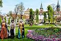Eröffnung Landesgartenschau 2016 in Öhringen       -  Prächtiger Anblick zur Eröffnung der Landesgartenschau im hohenlohischen Öhringen: Barock gekleidete Darsteller stolzieren im Hofgarten. In der ehemaligen Residenzstadt läuft die Schau bis 9. Oktober unter dem Motto &bdquo;Der Limes blüht auf&ldquo;.