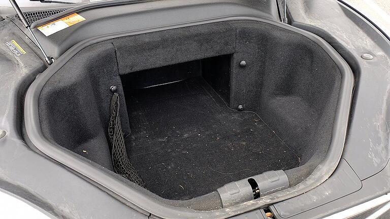 Wo ist bloß der Motor? Wer bei einem Tesla die „Motorhaube” öffnet, findet einen zweiten Kofferraum vor. Die Triebwerke des Tesla S liegen stattdessen im Boden hinter den Achsen. Wo ist bloß der Motor? Wer bei einem Tesla die „Motorhaube” öffnet, findet einen zweiten Kofferraum vor. Die Triebwerke des Tesla S liegen stattdessen im Boden hinter den Achsen.